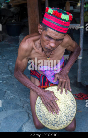 Ritratto di un uomo della minoranza Ifugao a Banaue nelle Filippine Foto Stock