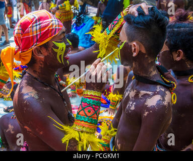 Partecipanti alla festa di Aliwan a Manila Filippine Foto Stock