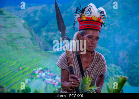 Ritratto di un uomo della minoranza Ifugao a Banaue nelle Filippine Foto Stock