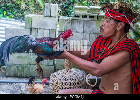 Ritratto di un uomo della minoranza Ifugao a Banaue nelle Filippine Foto Stock