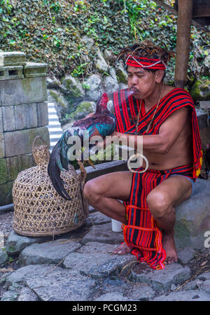 Ritratto di un uomo della minoranza Ifugao a Banaue nelle Filippine Foto Stock