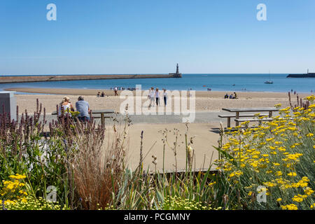 Marine a piedi e la spiaggia, Roker, Sunderland, Tyne and Wear, England, Regno Unito Foto Stock