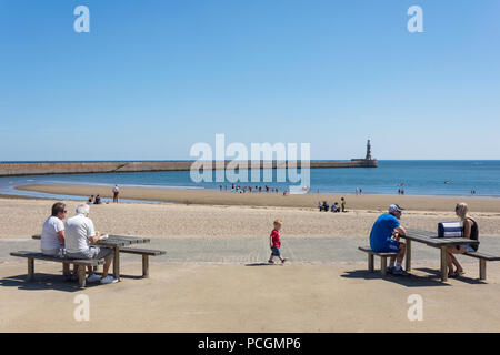 Marine a piedi e la spiaggia, Roker, Sunderland, Tyne and Wear, England, Regno Unito Foto Stock