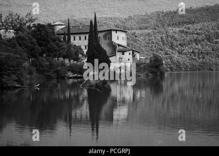 Lo splendido castello e il lago di Toblino a Trento, Italia Foto Stock