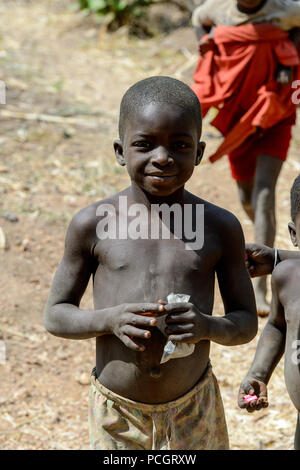 TAMBERMA VIL, TOGO - Jan 13, 2017: Tammari non identificato nel villaggio. Tammaris sono gruppo etnico del Togo e Benin Foto Stock