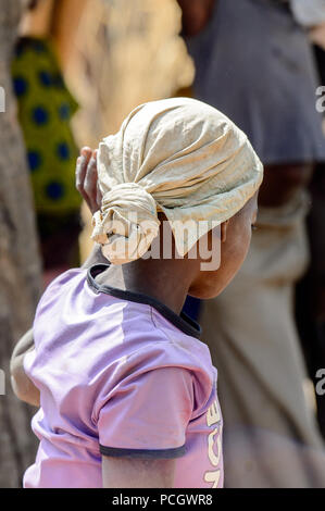 TAMBERMA VIL, TOGO - Jan 13, 2017: Tammari non identificato la bambina si allontana nel villaggio. Tammaris sono gruppo etnico del Togo e Benin Foto Stock