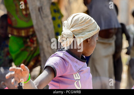 TAMBERMA VIL, TOGO - Jan 13, 2017: Tammari non identificato la bambina si allontana nel villaggio. Tammaris sono gruppo etnico del Togo e Benin Foto Stock