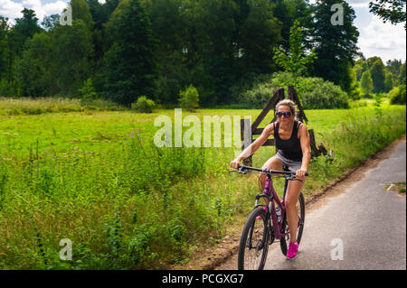 Tre donne in bici Foto Stock