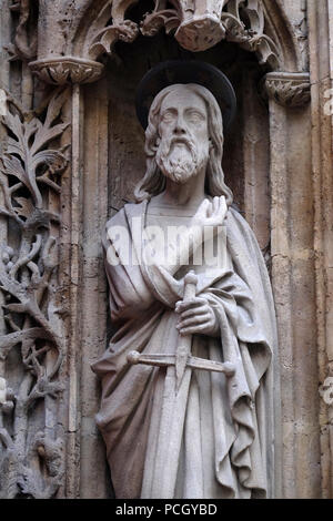 Apostolo, statua sul portale della Santa Chiesa Merri, Parigi, Francia Foto Stock