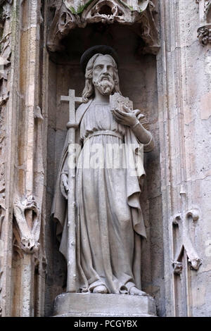 Apostolo, statua sul portale della Santa Chiesa Merri, Parigi, Francia Foto Stock