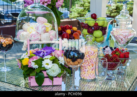 Candy bar di frutti, bacche e marshmallows per una festa. Tabella di festa con dolci e snack fruttato Foto Stock