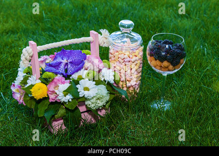 Candy bar di frutti, bacche e marshmallows per una festa. Tabella di festa con dolci e snack fruttato Foto Stock