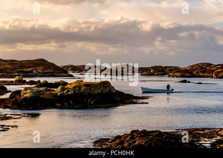 Sera pescatore in Lackbeg porto vicino Burtonport, County Donegal, Irlanda Foto Stock