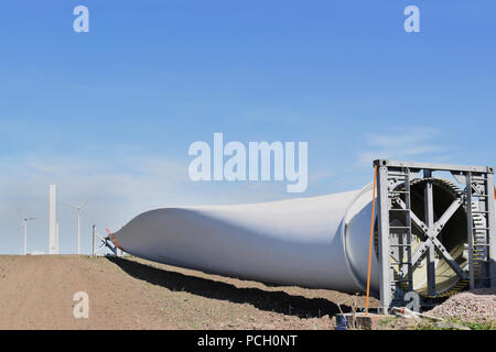 La costruzione della centrale eolica in Alibunar, Serbia Foto Stock