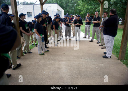 2013 l'applicazione della legge La Leadership Academy U.S. Servizio di marshalling ha ospitato una grande gruppo di applicazione della legge per gli esploratori di questa settimana come hanno girato molti di della legge federale agenzie in Washington D.C. area metropolitana. Applicazione della legge esplorare educativo prevede programmi di formazione per giovani adulti sulla finalità, la missione e gli obiettivi di applicazione della legge. Il programma fornisce orientamento professionale esperienze, opportunità di leadership e di comunità delle attività del servizio. Gli obiettivi principali del programma sono quelli di aiutare i giovani adulti di scegliere un percorso di carriera all'interno di applicazione della legge e di sfida t Foto Stock