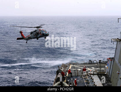 Mare Mediterraneo (16 marzo 2014) un MH-60S Sea Hawk elicottero assegnato al mare in elicottero Combat Squadron (HSC) 9 si prepara a terra sul ponte di volo dell'guidato-missile destroyer USS Ramage (DDG 61). Ramage è su una distribuzione programmata sostenere le operazioni di sicurezza marittima e di teatro la cooperazione in materia di sicurezza gli sforzi negli Stati Uniti Sesta flotta area di operazioni. Foto Stock