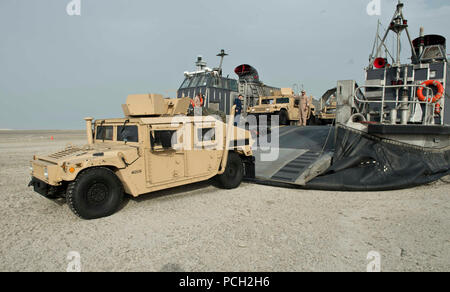 DOHA, Qatar (22 aprile 2013) un Humvee dal 26 Marine Expeditionary Unit (ventiseiesima MEU) esce una landing craft, cuscino d'aria (LCAC) in preparazione per esercitare Eagle risolvere 2013. Eagle risolvere è un annuale, navale multinazionale, terra e aria esercizio inteso a migliorare la cooperazione regionale degli sforzi di difesa del consiglio di cooperazione del Golfo e U.S. Il comando centrale. Foto Stock