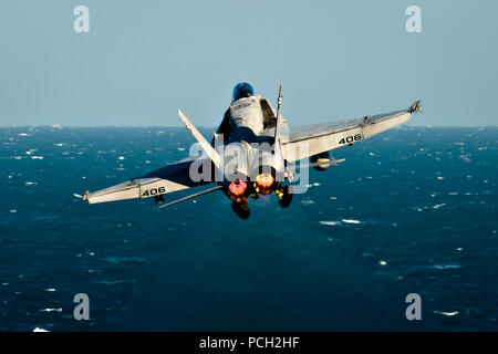 Golfo Arabico (dec. n. 3, 2011) Un F/A-18C Hornet assegnati per i dragoni dorati di Strike Fighter Squadron (VFA) 192 lancia dalla Nimitz-class portaerei USS John C. Stennis (CVN 74). John C. Stennis è distribuito negli Stati Uniti Quinta Flotta area di responsabilità condurre le operazioni di sicurezza marittima e le missioni di sostegno come parte delle operazioni Enduring Freedom e nuova alba. Foto Stock