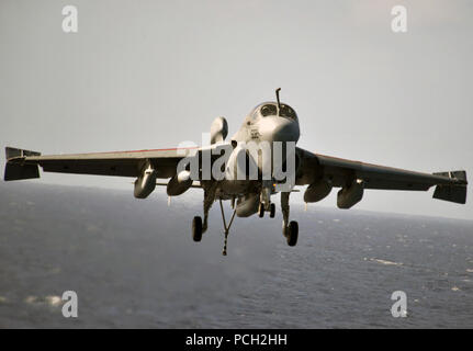 Oceano Pacifico (dec. n. 24, 2011) un EA-6B Prowler assegnato a Lancieri di Attacco Elettronico Squadron (VAQ) 131 si avvicina il ponte di volo della Nimitz-class portaerei USS Abraham Lincoln (CVN 72). Lincoln è negli Stati Uniti 7 flotta area di operazioni (AOO) come parte di una distribuzione per il Pacifico occidentale e indiano a sostegno degli sforzi della coalizione NEGLI STATI UNITI Quinta Flotta AOO. Foto Stock