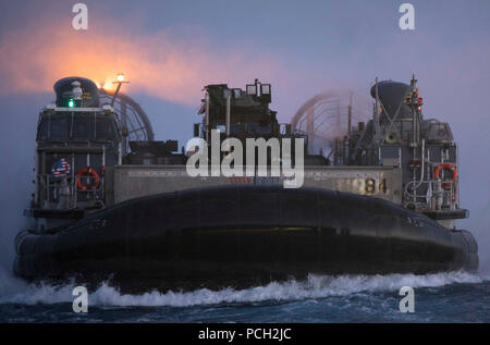 Mare Mediterraneo (2 aprile 2018) una landing craft, cuscino d'aria entra nel ben coperta della San Antonio-classe di trasporto anfibio dock nave USS New York (LPD 21). New York è homeported a Mayport Fla., e sta conducendo operazioni navali negli Stati Uniti Sesta flotta area di operazioni. Foto Stock