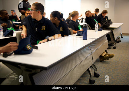 2013 l'applicazione della legge La Leadership Academy U.S. Servizio di marshalling ha ospitato una grande gruppo di applicazione della legge per gli esploratori di questa settimana come hanno girato molti di della legge federale agenzie in Washington D.C. area metropolitana. Applicazione della legge esplorare educativo prevede programmi di formazione per giovani adulti sulla finalità, la missione e gli obiettivi di applicazione della legge. Il programma fornisce orientamento professionale esperienze, opportunità di leadership e di comunità delle attività del servizio. Gli obiettivi principali del programma sono quelli di aiutare i giovani adulti di scegliere un percorso di carriera all'interno di applicazione della legge e di sfida t Foto Stock