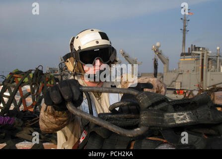 Stati Uniti 5TH FLOTTA AREA DI RESPONSABILITÀ (GEN. 27, 2013) Personale Sgt. Matteo segna tira cargo conguaglio delle forniture durante un rifornimento verticale a bordo il trasporto anfibio dock nave USS Green Bay (LPD 20). Green Bay è parte di Peleliu anfibio gruppo pronto e con avviato xv Marine Expeditionary Unit (XV MEU) è distribuito come supporto di le operazioni di sicurezza marittima e di teatro la cooperazione in materia di sicurezza gli sforzi negli Stati Uniti Quinta Flotta area di responsabilità. Foto Stock