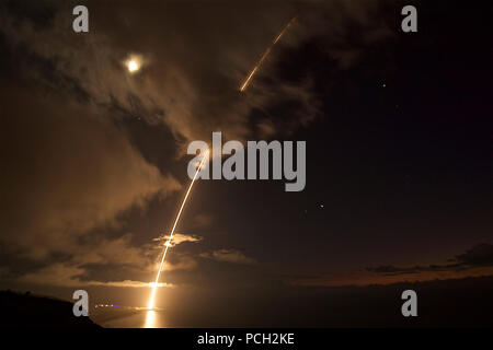 KAUAI, Hawaii (Agosto 29, 2017) A medio raggio missile balistico bersaglio viene lanciato dal Pacific Missile Range Facility in Kauai, Hawaii, durante la prova di volo Missile Standard-27, evento 2. Il bersaglio è stato intercettato da SM-6 missili sparato dal guidato-missile destroyer USS John Paul Jones (DDG 53). Foto Stock