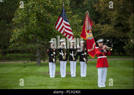 Un membro dall'U.S. Marine Band suona rubinetti durante una cerimonia funebre al cimitero nazionale di Arlington, 24 ottobre. La cerimonia, supportato dalla caserma marini di Washington D.C., è stato tenuto per un gruppo di sei Marines che morì in un CH-53 elicottero incidente in Afghanistan il 19 gennaio 2012. I defunti sono Capt. Daniel Bartle, Cap. Nathan McHone, Master Sgt. Travis Riddick, Cpl. Jesse Stites, Cpl. Kevin Reinhard e Cpl. Joseph Logan. Foto Stock