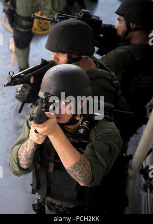 Mare (16 giugno 2016) Tecnico Sonar 2a classe Berry castoro, un membro della visita, scheda, ricerca e sequestro (VBSS) team assegnato alle visite-missili cruiser USS Mobile Bay (CG 53), posti un perimetro guarda su un ladderwell a bordo del Deepak-classe oliatore della flotta INS Shakti (A57) durante la conduzione di comuni operazioni VBSS durante il Malabar 2016 con la Marina militare indiana. Un trilaterale esercizio marittimo, Malabar è progettato per migliorare la cooperazione dinamica tra la Marina indiana, Giapponese marittima Forza di Autodifesa (JMSDF) e U.S. Le forze della marina in Indo-Asia-Pacifico. Foto Stock