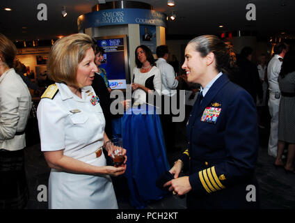 - (Agosto 3, 2009) - Posteriore Adm. Robin Braun, comandante, Navy assunzione di comando, a sinistra, parla con Coast Guard Capt. Lori Mathieu, destra, comandante, Guardia costiera comando di reclutamento, alla premiere di militari del canale in mare mini-serie, tenutosi presso la Marina Memorial. Foto Stock