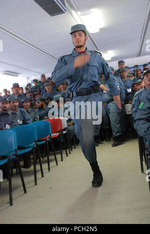 Centro di Formazione Regionale- Kandahar, provincia di Kandahar - un laureato di afgane uniforme di formazione di polizia marche per ricevere il diploma durante una cerimonia di consegna dei diplomi il Agosto 12, 2010 nel Centro di Formazione Regionale - Kandahar. Foto Stock