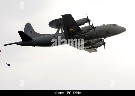 Mare (feb. 20, 2012) un U.S. Dogane e Pattuglia di Confine P-3 Orion patrol, aeromobili che operano al di fuori di aria nazionale delle operazioni di sicurezza Center-Jacksonville, aria scende di una capsula sigillata contenente la missione parti essenziali sul lato della porta dell'Oliver Hazard Perry-class guidato-missile fregata USS Underwood (FFG 36). Underwood è distribuito in America centrale e del Sud e nei Caraibi a sostegno dei Mari del Sud 2012. Foto Stock