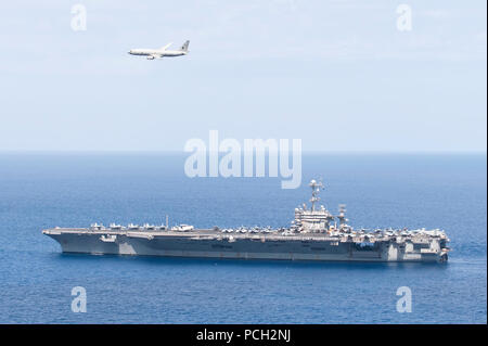 Oceano atlantico (25 giugno 2015) UN P-8A Poseidon assegnato alla guerra aquile di Patrol Squadron (VP) 16 vola sopra la portaerei USS Harry Truman (CVN 75). Harry Truman è in corso a condurre una nave su misura della disponibilità di formazione della costa orientale degli Stati Uniti. Al completamento del corso di formazione la disponibilità di Harry Truman sarà considerata competente in tutte le aree di missione. Foto Stock