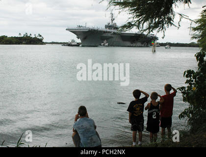 USS Kitty Hawk marinai uomo la ferrovia come la nave entra in porto di perla. La nave nel porto di perla prima di prendere parte ad esercitare il bordo del Pacifico fuori Hawaii questo mese con unità provenienti da Australia, Cile, Giappone, Paesi Bassi, Perù e Corea del Sud, Singapore, Regno Unito e Stati Uniti Prendendo parte sono 35 navi, 6 sottomarini, più di 150 aerei, e 20.000 marinai, aviatori, Marines, saldature e la costa guardie. Questo sarà Kitty Hawk's ultimo esercizio prima di tornare alla terraferma DEGLI STATI UNITI per lo smantellamento nei primi mesi del 2009. Kitty Hawk partecipato per la prima volta in RIMPAC nel 1973. Kitty Hawk sarà sost Foto Stock