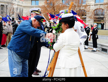 WASHINGTON (dec. n. 7, 2012) Frank Yanick, un ex marinaio della marina e porto di perla superstite e Adm posteriore. Patrick J. Lorge, comandante del distretto navale di Washington, deporre una corona presso l'U.S. Navy Memorial per commemorare il 71esimo anniversario del 7 dicembre, 1941 attacco giapponese a Pearl Harbor. La Ghirlanda recante cerimonia di premiazione si svolge ogni anno in occasione del Memoriale della marina ed è ospitato dal quartiere navale di Washington. Foto Stock