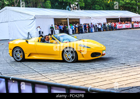 Città del Messico - Luglio 08, 2015: Ferrari F430 Spider, parte della Ferrari auto Parade presso la Scuderia Ferrari Street Demo da Telcel - Infinitum. Foto Stock