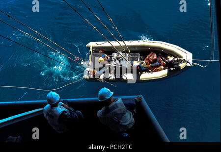 Oceano Pacifico (feb. 16, 2013) marinai lanciare una rigida-scafo gommone (RHIB) durante un uomo a mare praticare a bordo della portaerei USS Carl Vinson (CVN 70). Carl Vinson è in corso conduzione di avvicinamento di precisione del sistema di atterraggio (PALS) e ponte di volo di certificazioni. Foto Stock