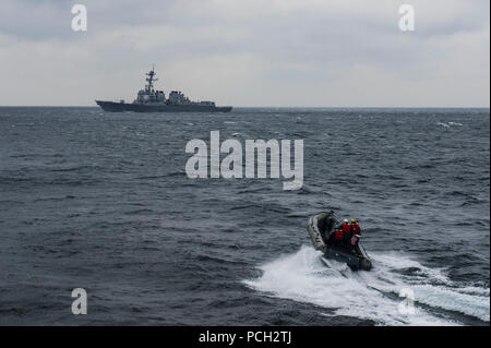 Acque del sud del Giappone (8 aprile 2015) una rigida-scafo gommone assegnato all'Arleigh Burke-class guidato-missili cruiser USS Mustin (DDG 89) transita al Arleigh Burke-class guidato-missili cruiser USS Preble (DDG 88) per un trasferimento di personale. Mustin è di pattuglia NEGLI STATI UNITI 7 flotta area di responsabilità a sostegno della sicurezza e della stabilità in Indo-Asia-regione del Pacifico. Foto Stock