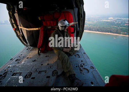 Golfo di Thailandia (feb. 15, 2013) Aircrewman navale (elicottero) 2a classe Adam Polkowski sondaggi sul Golfo di Thailandia da un MH-60S Sea Hawk elicottero assegnato per l'isola dei Cavalieri di elicottero mare squadrone di combattimento (HSC) 25. L'isola i cavalieri sono impegnati con la distribuita Amphibious Assault nave USS Bonhomme Richard (LHD 6). Il Bonhomme Richard anfibio gruppo pronto, attualmente sulla distribuzione negli Stati Uniti 7 flotta area di responsabilità, sta prendendo parte in Oro Cobra 2013, un Thailand-United membri cosponsored multinazionale di esercizio. (Brevetto statunitense n. S. Navy Foto Stock