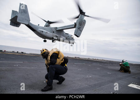 Mar Cinese orientale (16 marzo 2017) di aviazione di Boatswain Mate (movimentazione) terza classe Jesse Harris, assegnato a Amphibious Assault nave USS Bonhomme Richard (LHD 6), bretelle se stesso come un MV-22B Osprey, assegnato al "Flying Tigers" del mezzo marino Tiltrotor Squadron (VMM) 262, decolla durante un assalto dell'aria esercizio. Bonhomme Richard è su una pattuglia di routine operanti nel Indo-Asia-regione del Pacifico per migliorare la prontezza combattimento e la postura in avanti come una pronta risposta in vigore per qualsiasi tipo di emergenza. Foto Stock