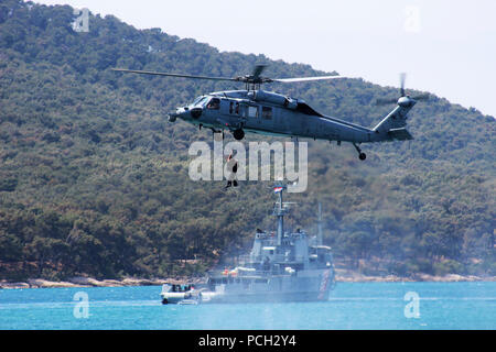 SPLIT, Croazia (26 aprile 2017) un marinaio assegnato al "Ghostriders" di elicottero di mare squadrone di combattimento (HSC) 28 conduce una ricerca e soccorso, superstite di dimostrazione di recupero in Split, Croazia. Foto Stock