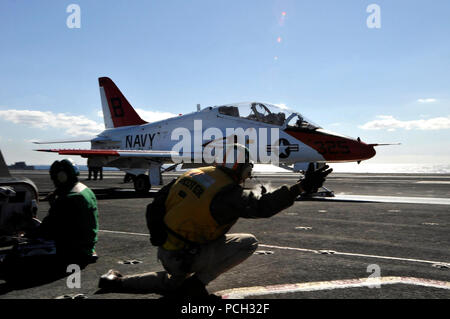 OCEAN (nov. 5, 2011) UNA T-45C Astore formazione aeromobile assegnati per le aquile di Training Squadron (VT) 7 lancia dalla portaerei USS Ronald Reagan (CVN 76). Ronald Reagan è condurre operazioni navali di supporto formazione aria il comando vettore qualifiche. Foto Stock