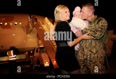 OAK HARBOR, nello Stato di Washington (Nov. 27, 2012) Naval Air equipaggio 2a classe Ryan Roberson saluta la moglie e per la prima volta il suo 5-mese-vecchio figlia, durante il rientro in patria di Patrol Squadron (VP) 46. Velisti assegnati a VP-46 sono tornati a casa a Naval Air Station Whidbey Island da sei mesi di distribuzione per gli Stati Uniti Quinta Flotta area di responsabilità. America's marinai sono Warfighters, un veloce e flessibile di vigore distribuite in tutto il mondo. Partecipa alla conversazione sui social media utilizzando #combattimento. Foto Stock