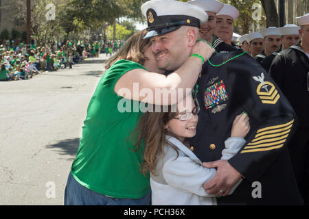 SAVANNAH, Ga. (16 marzo 2013) Ospedale Corpsman Chief Sean Meadors, assegnato all'equipaggio di oro del missile balistico sommergibile USS Alaska (SSBN 732), è soddisfatta dalla sua moglie e sua figlia durante la savana per il giorno di San Patrizio Parade. Foto Stock