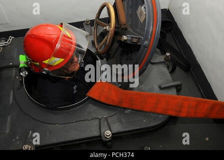 Mare (Luglio 23, 2012) Danno Controlman 2a classe Nicholas Clark ispeziona un tubo flessibile come egli lo tira attraverso una griglia durante un danno esercizio di controllo a bordo del pericolo di Oliver Perry-class guidato-missile fregata USS Underwood (FFG 36). Underwood è distribuito in America centrale e del Sud e nei Caraibi a sostegno dei Mari del Sud 2012. Foto Stock