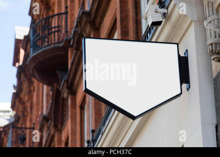 Segno bianco al di fuori di un negozio o un ristorante con spazio di copia Foto Stock
