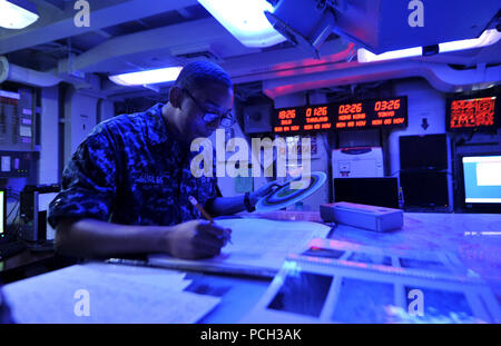 Mare delle Filippine (nov. 5, 2012) Aerogropher's Mate Airman William Surles, da Bunnlebel, N.C., utilizza un punto di rugiada calcolatrice in la meteorologia e centro oceaniche (METOC) a bordo della portaerei USS George Washington (CVN 73). George Washington e avviato Carrier aria Wing (CVW) 5 forniscono un combattimento-pronto forza che protegge e difende il collettivo di interesse marittimi degli Stati Uniti e dei suoi alleati e partner nella regione Asia-Pacifico. Foto Stock