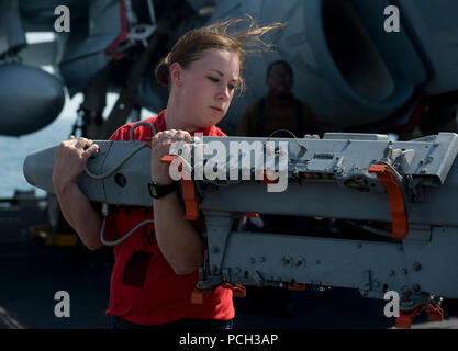 Sul mare del sud della Cina (GEN. 12:: 2012) Aviation Ordnanceman 3rd Class Alecia Crockett:: assegnato all'gheppi di Strike Fighter Squadron (VFA) 137:: muove un BRU-41 più rack di espulsione sul ponte di volo dell'Nimitz-class portaerei USS Abraham Lincoln (CVN 72). Lincoln è negli Stati Uniti 7 flotta area di responsabilità (AOR) come parte di una distribuzione per il Pacifico occidentale e indiano in rotta verso gli Stati Uniti Quinta Flotta AOR. Foto Stock