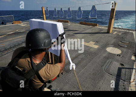 Mare Arabico (nov. 10, 2012), Intendente di terza classe Hank Golden, da Brunswick, Ga., incendi un M9 pistola durante una qualifica di armi a bordo guidato-missile destroyer USS Jason Dunham (DDG 109). Jason Dunham è distribuito negli Stati Uniti Quinta Flotta area di responsabilità condurre le operazioni di sicurezza marittima, teatro la cooperazione in materia di sicurezza gli sforzi e le missioni di sostegno per l'Operazione Enduring Freedom. Foto Stock