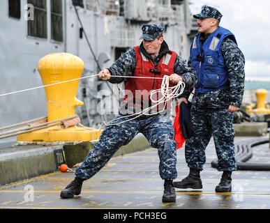 EVERETT, Washington. (Gen. 25, 2013) marinai da Oliver Hazard Perry-class guidato-missile fregata USS Ford (FFG 54) tirare una riga sul molo. Ford ha recentemente tornato al suo homeport della stazione navale di Everett dopo un in corso. Foto Stock